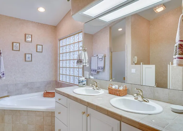 Valley Getaway Near Golfing: Pool Access! Green Valley